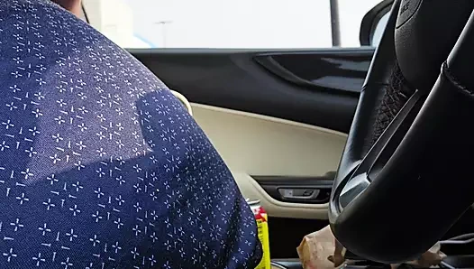 Halka açık arabada mastürbasyon yapıyor ve boşalıyor