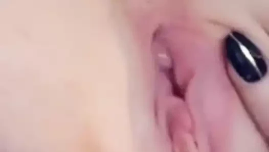 Bir genç tatlı ve güzel pembe kedi