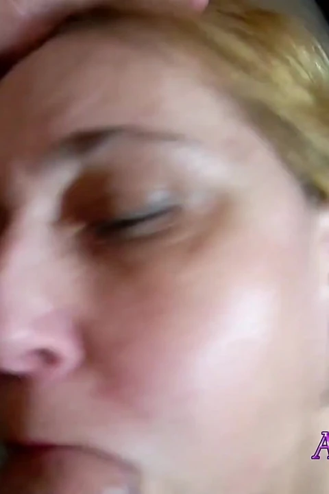 Seksi orta yaşlı seksi kadın ağzını sikiyor ve yüzüne boşalıyor