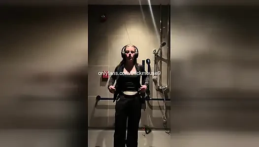 Zar zor reşit olan kız tiktok canlı yayın sırasında sert parmaklanıyor!