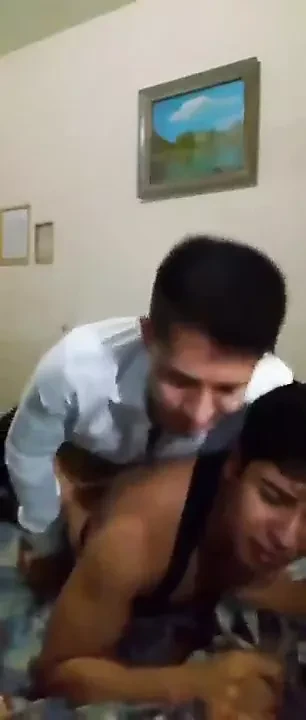 Я плачу своему одетому в костюм арендодателю с моей задницей