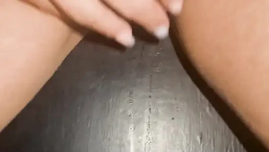Beni duvar deliğinde boşaltan ve boşaltan başka bir lezzetli yarak.