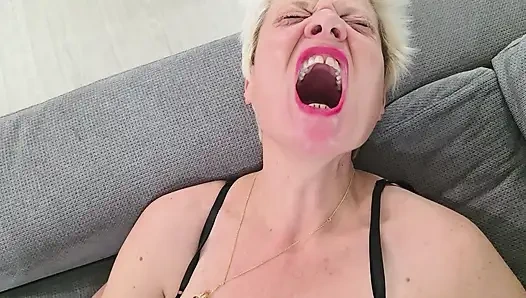 Seksi Metres Dildosuyla Oynuyor