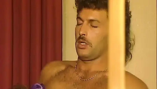 Çarpıcı Alman sürtüklerin yer aldığı barda çifte penetrasyon grup seks