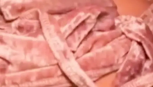 Sert anal yakın çekim sikişiyor, üvey annenin büyük götüne boşalıyor