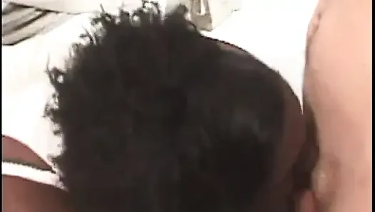 Büyük zenci kadın aynı anda üç yarak alıyor
