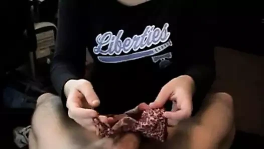 Ağız ve saten külot kullanarak sert bir horoz ile oynama