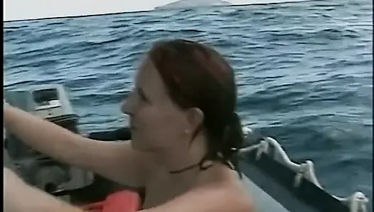 Azgın kızıl saçlı bebek vahşi plajda amcığını parmaklıyor
