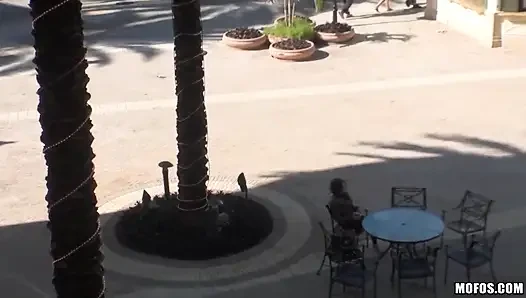Devriyedeki sapıklar - yüzüne gülümsemeyi geri koyabilecek tek şey büyük sert bir yarak!