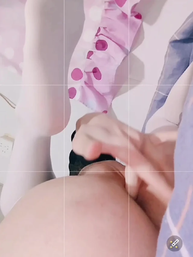 Beyaz çoraplı bir travesti, adil, hassas anüsünü keşfetmek için parmaklarını kullanıyor