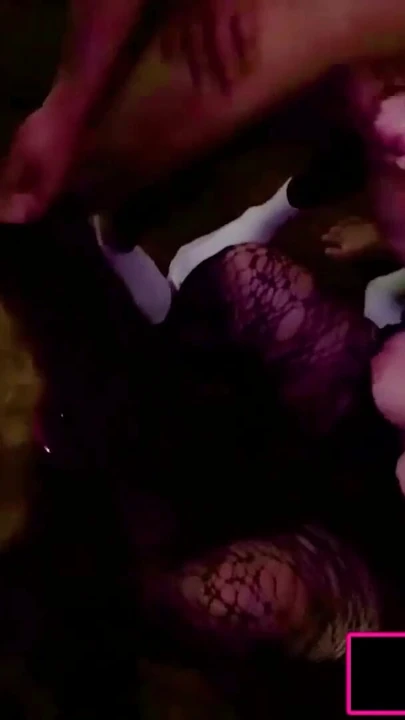 Волнующий момент из "Грудастая милфа и молодая блондинка-протеже сосут группу незнакомца"