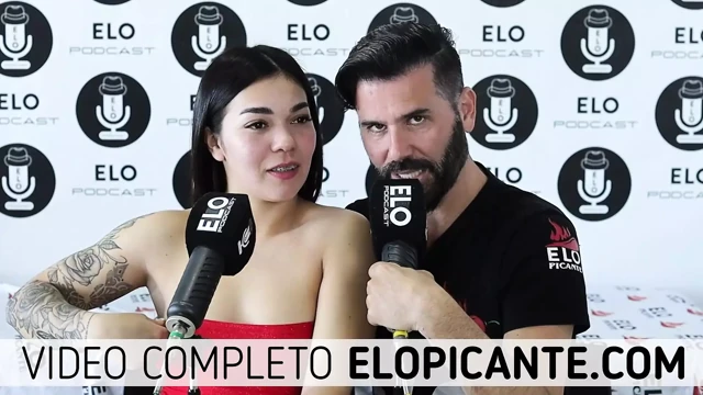 BELUCHI GUCCI BAHARATLı ODADA GÖĞÜSLERINI GÖSTERIYOR
