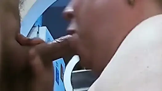 Sakso çektikten sonra ağzına boşalma
