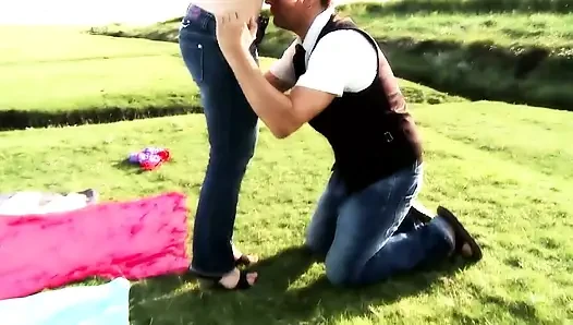Sapık evli kadın kocası tarafından plajda büyük sert yarakla amını parçalatıyor