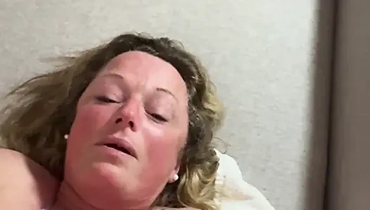 Erkek delisi kraliçe evli kadın yarak için yalvarıyor ve amcığını sertçe siktiriyor