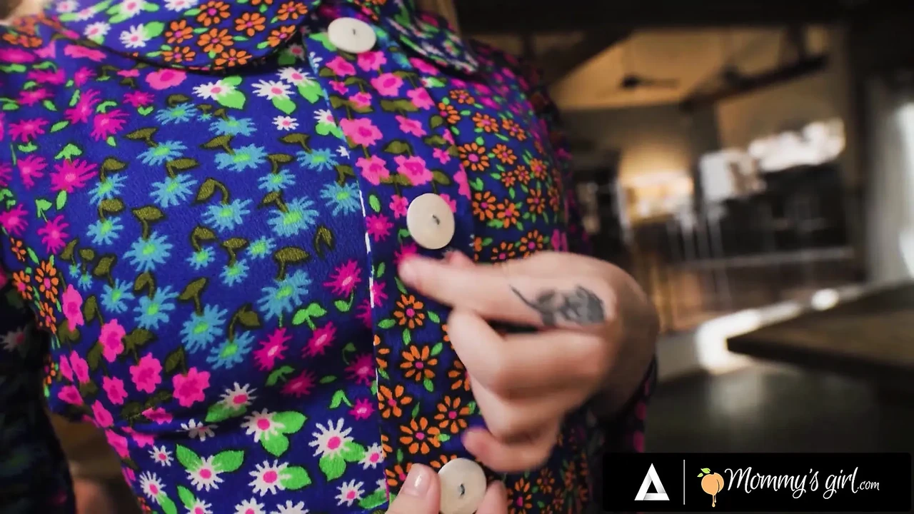 New: Mommys Girl Petite Squirter Coco Lovelock Keeps Splashing On Upside Down Milf Lauren Phillips (High Quality) - UK Special