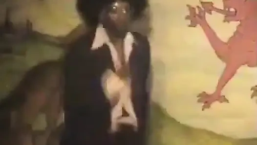 Kızın partisi bu seksi zenci adamla iyi gidiyor