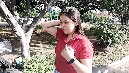 Motosikletiyle bir yabancıya yardım ediyor - İspanyolca porno