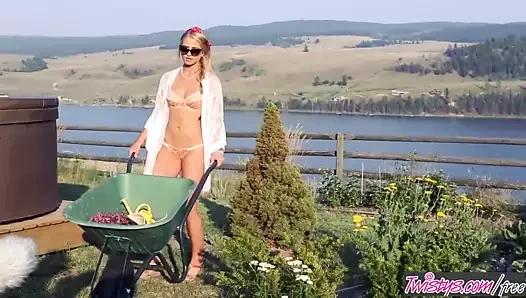 Twistys - maya rae bahçemde oynuyor