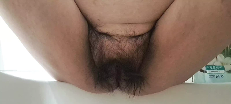 Olgun orta yaşlı seksi kadın işemek için amını açıyor