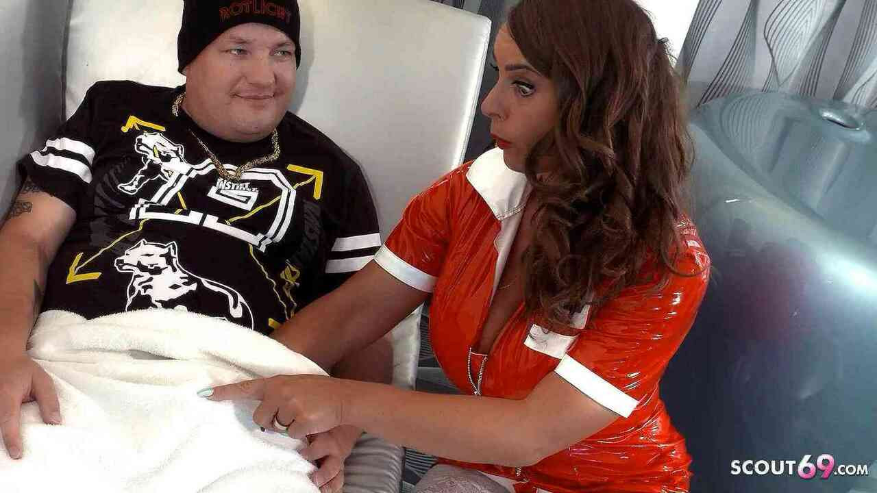 Alman büyük memeler milf hemşire susi seduces genç adam için sikme