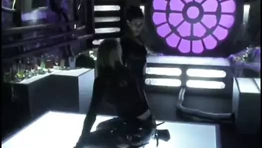 Nisan çiçekleri karanlığı kucaklar