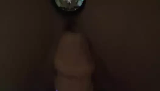 Xxl dildo ve anal tıkaçlı kızı domaltarak sikiyor