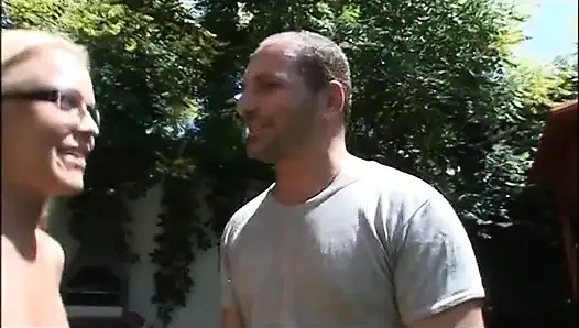 Gözlüklü büyük memeli sarışın orta yaşlı seksi kadın çifte sikiliyor