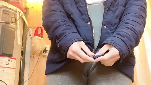 Hana Mutfakta Yemek Pişiriyor, Sonra Tuvalete Işemesi Gerekiyor