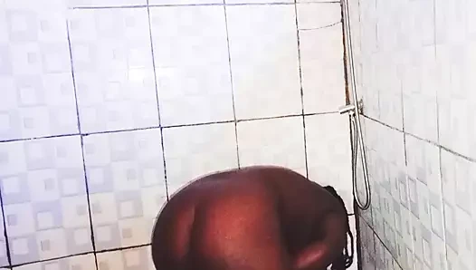 Kaltağım banyoda sikiliyor, şovun tadını çıkarıyor