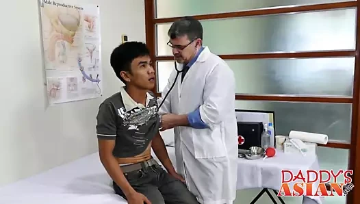 doktorlar randevu sırasında genç asyalı barebacked