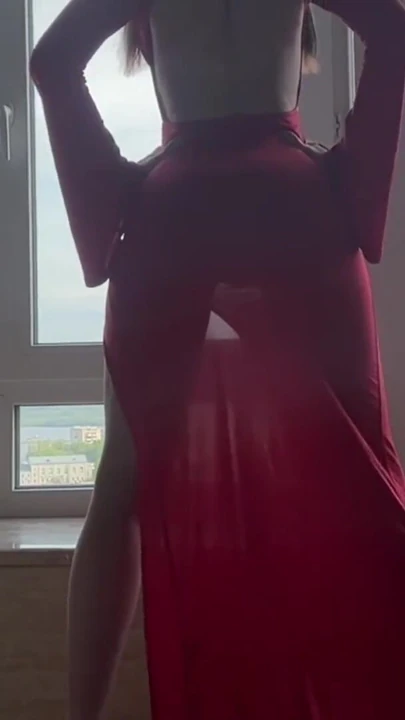 Kırmızı uzun elbiseli seksi ateşli yoga | Klip 2