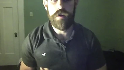 Beard jerks to cum - Barbudo se pajea hasta correrse