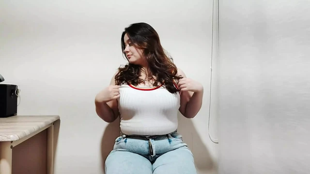 Симпатичная пухлая девушка мастурбирует и сквирт