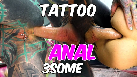 Dövme çırak ve müşterisi dövme seansı sırasında anal sikiliyor