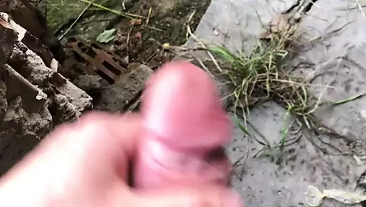 Kullanılmış prezervatif ile açık havada oyun