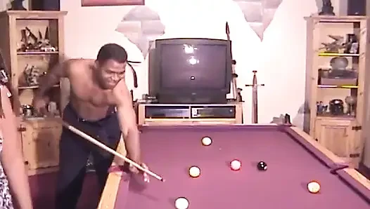 Tombul zenci orta yaşlı seksi kadın havuz oyunundan sonra iki yarağın tadını çıkarıyor
