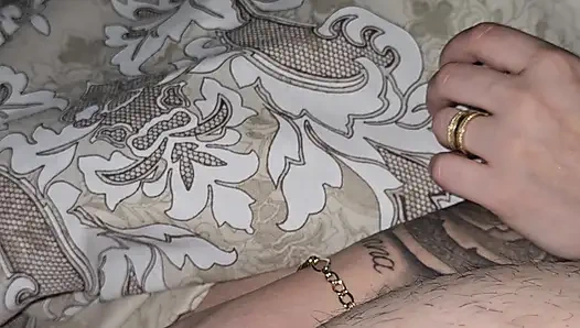 Esmer üvey anne üvey oğlunun yarağını utanmadan sikiyor