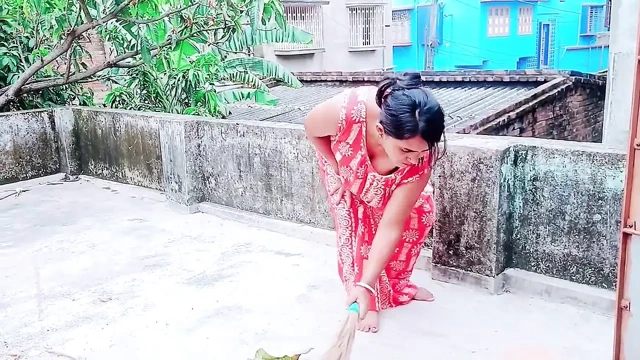 Pati ke bahar jane ke baad Bhabhi ne naya brah lene ke bahane ghar me bula kar kiya sex