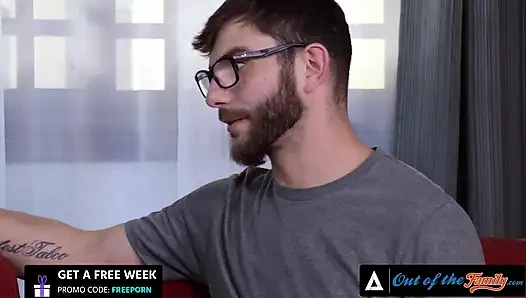 Ailenin dışında - seksi 18 yaşındaki Jaye Summers üvey babasının büyük yarağını bir profesyonel gibi gırtlağına kadar alıyor