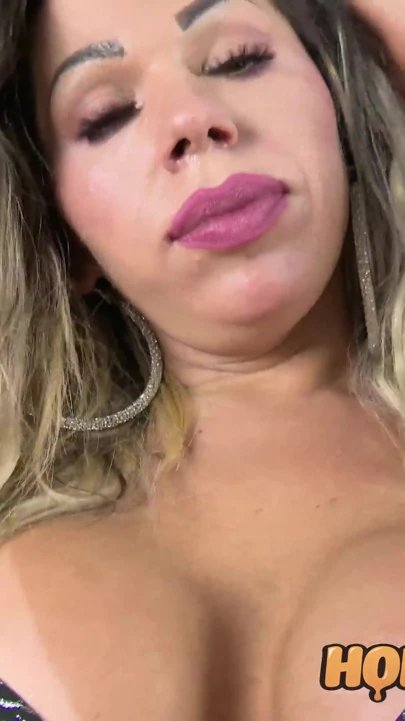 Tombul trans Renata Pazzini kendini okşamaya geri dönüyor