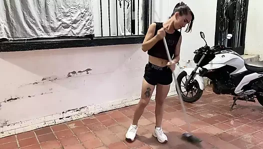 Trans üvey kız kardeşimin götünü sikiyorum ve çok tahrik oluyor