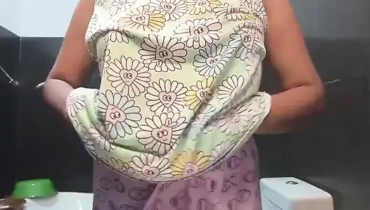 18+ üniversiteli kız büyük göğüsleri ve ıslak Sri Lankalı yerel ile ilk kez musterbate oluyor
