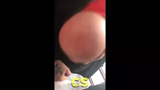 Bir telefon kulübesinde büyük memeler