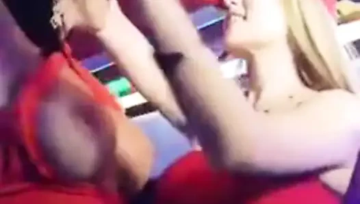 Kızlar kulüpte göğüslerle oynuyor