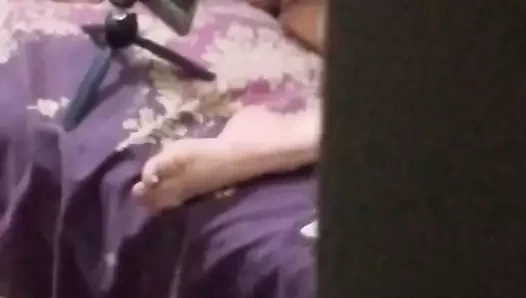 Üvey kız kardeşim erkekler için kendini filme alıyor ve bahşiş istiyor ve ben ona biniyorum