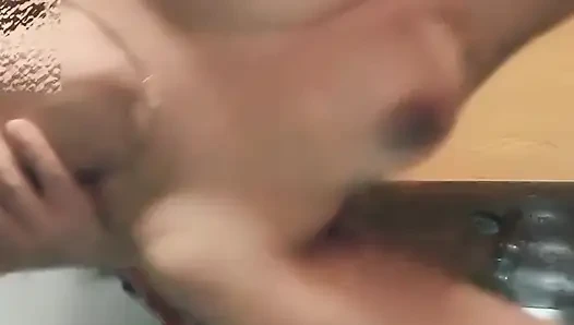 Latika büyük yarakla sikişiyor