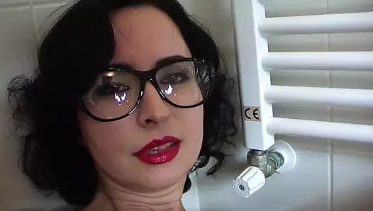 Gözlüklü bir çıldırıyor