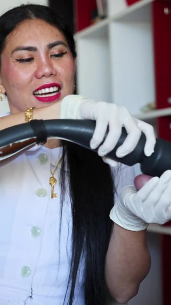 Медсестра Доминайр доильной рабыни с вибратором простаты (Oronova)