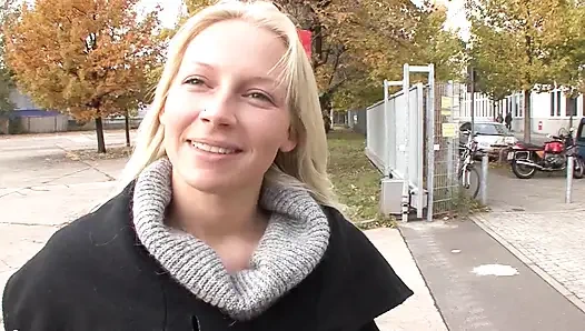 Birinci sınıf sarışın Alman bebek için büyük yüze boşalma